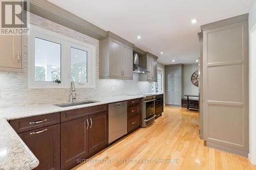 47 Shavian Boulevard, London North (North A), ON - Indoor Photo Showing Kitchen With Upgraded Kitchen