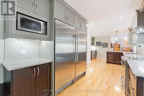 47 Shavian Boulevard, London North (North A), ON - Indoor Photo Showing Kitchen With Upgraded Kitchen