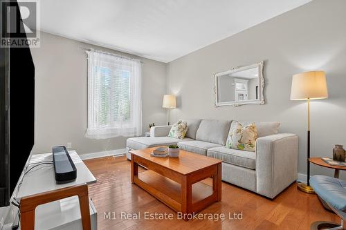 60 Howitt Street, Guelph (St. Patrick'S Ward), ON - Indoor Photo Showing Living Room