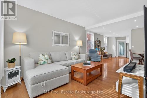 60 Howitt Street, Guelph (St. Patrick'S Ward), ON - Indoor Photo Showing Living Room