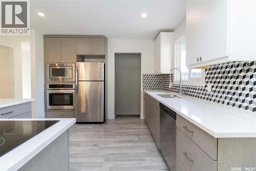 2406 Cairns Avenue, Saskatoon, SK - Indoor Photo Showing Kitchen With Double Sink With Upgraded Kitchen