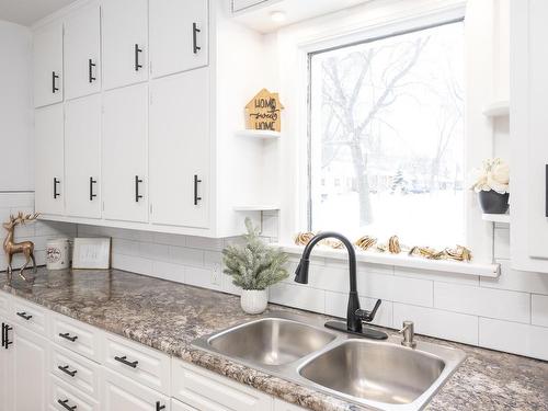 598 Van Norman Street, Thunder Bay, ON - Indoor Photo Showing Kitchen With Double Sink