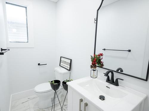 598 Van Norman Street, Thunder Bay, ON - Indoor Photo Showing Bathroom