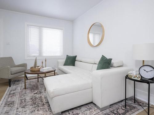 598 Van Norman Street, Thunder Bay, ON - Indoor Photo Showing Living Room