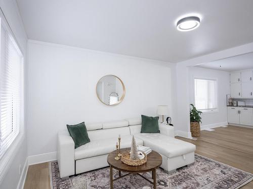 598 Van Norman Street, Thunder Bay, ON - Indoor Photo Showing Living Room