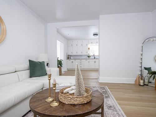 598 Van Norman Street, Thunder Bay, ON - Indoor Photo Showing Living Room
