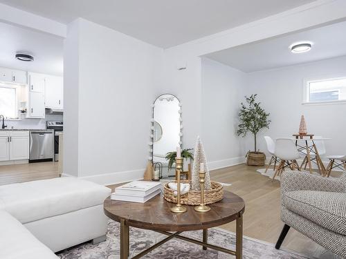 598 Van Norman Street, Thunder Bay, ON - Indoor Photo Showing Living Room
