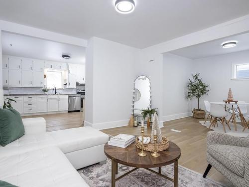 598 Van Norman Street, Thunder Bay, ON - Indoor Photo Showing Living Room