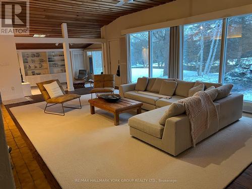 128 Brule Trail, King, ON - Indoor Photo Showing Living Room