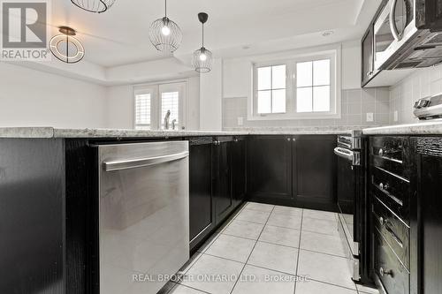 42 - 2441 Greenwich Drive N, Oakville, ON - Indoor Photo Showing Kitchen With Upgraded Kitchen