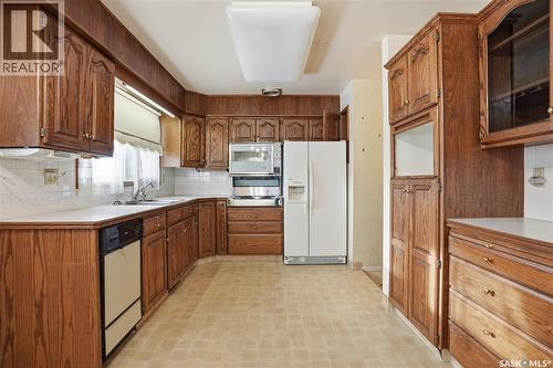 30 Cushing Crescent, Regina, SK - Indoor Photo Showing Kitchen With Double Sink
