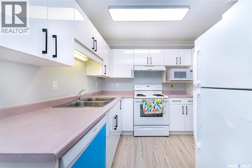 28 215 Pinehouse Drive, Saskatoon, SK - Indoor Photo Showing Kitchen With Double Sink