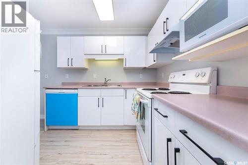 28 215 Pinehouse Drive, Saskatoon, SK - Indoor Photo Showing Kitchen With Double Sink