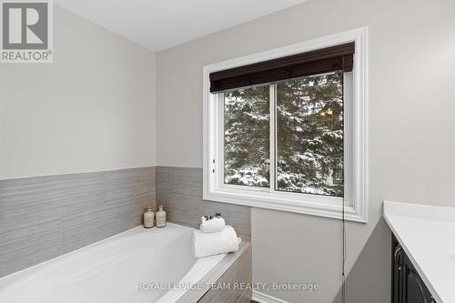 27 Sandcliffe Terrace, Ottawa, ON - Indoor Photo Showing Bathroom