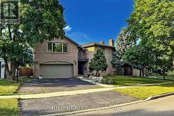 8 ELLIOTWOOD COURT  Toronto, ON M2L 2P9
