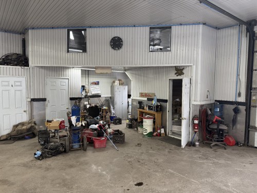 Bureau - 469 Rg Notre-Dame, Saint-Chrysostome, QC - Indoor Photo Showing Garage