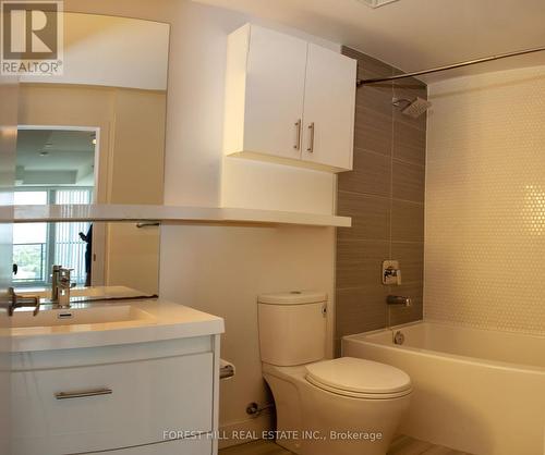 1407 - 128 Fairview Mall Drive, Toronto, ON - Indoor Photo Showing Bathroom