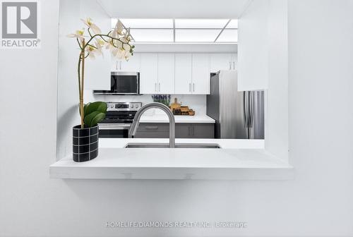 2002 - 5 Concorde Place, Toronto, ON - Indoor Photo Showing Kitchen