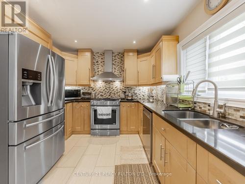3040 Bentley Drive, Mississauga, ON - Indoor Photo Showing Kitchen With Double Sink With Upgraded Kitchen