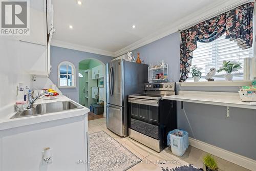 15 Dalhousie Avenue, Hamilton, ON - Indoor Photo Showing Kitchen