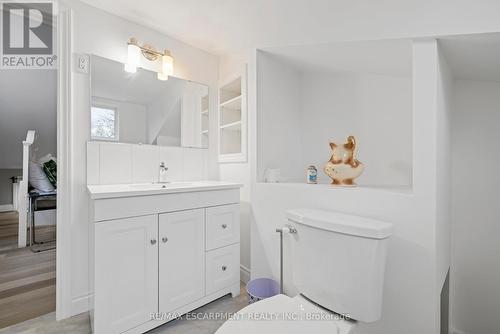 15 Dalhousie Avenue, Hamilton, ON - Indoor Photo Showing Bathroom