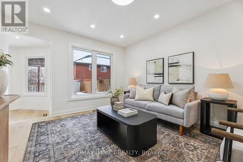 1871 Brookshire Square, Pickering (Liverpool), ON - Indoor Photo Showing Living Room