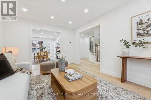1871 Brookshire Square, Pickering (Liverpool), ON - Indoor Photo Showing Living Room
