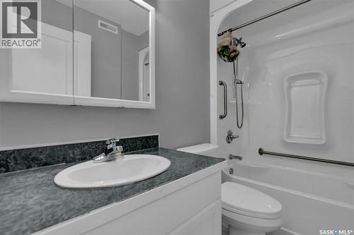 812 15Th Avenue, Regina, SK - Indoor Photo Showing Bathroom