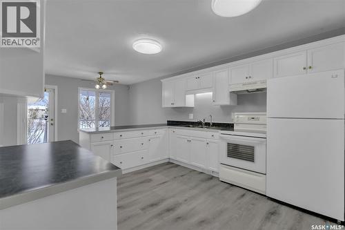812 15Th Avenue, Regina, SK - Indoor Photo Showing Kitchen
