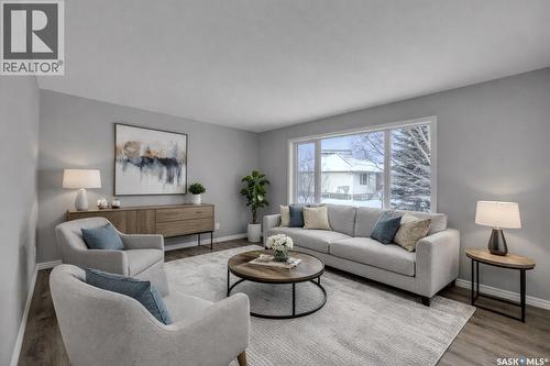 812 15Th Avenue, Regina, SK - Indoor Photo Showing Living Room