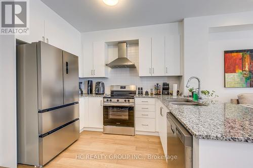3219 Crystal Drive, Oakville, ON - Indoor Photo Showing Kitchen With Double Sink With Upgraded Kitchen