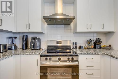 3219 Crystal Drive, Oakville, ON - Indoor Photo Showing Kitchen With Upgraded Kitchen