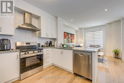 3219 Crystal Drive, Oakville, ON - Indoor Photo Showing Kitchen With Upgraded Kitchen
