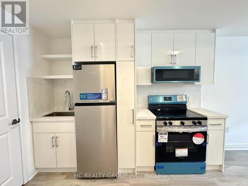3219 Crystal Drive, Oakville, ON - Indoor Photo Showing Kitchen