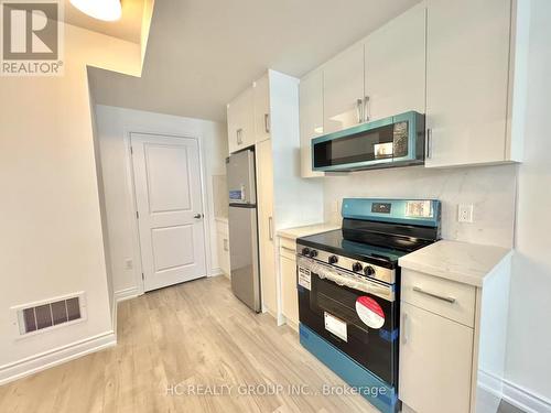 3219 Crystal Drive, Oakville, ON - Indoor Photo Showing Kitchen