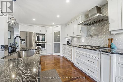 55 Bridle Path, Puslinch, ON - Indoor Photo Showing Kitchen With Upgraded Kitchen