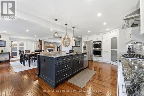55 Bridle Path, Puslinch, ON - Indoor Photo Showing Kitchen With Upgraded Kitchen