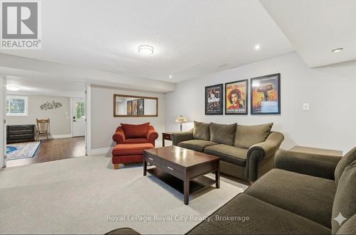 55 Bridle Path, Puslinch, ON - Indoor Photo Showing Living Room