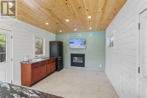 55 Bridle Path, Puslinch, ON - Indoor With Fireplace