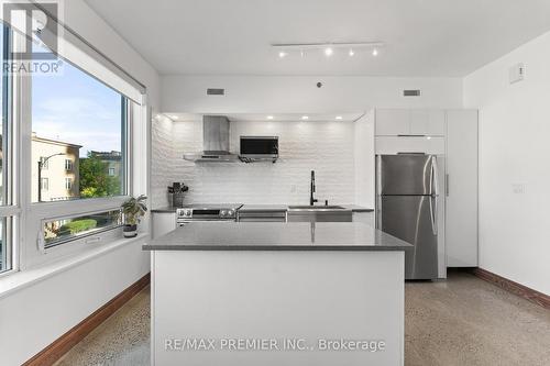 Th13 - 57 East Liberty Street, Toronto, ON - Indoor Photo Showing Kitchen With Stainless Steel Kitchen With Upgraded Kitchen
