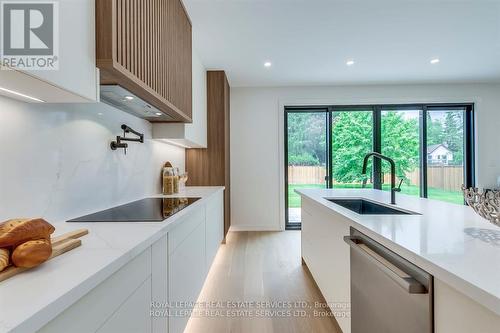 559 Walkers Line, Burlington, ON - Indoor Photo Showing Kitchen With Upgraded Kitchen