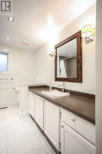 2750 Barnstone Crescent, Mississauga, ON - Indoor Photo Showing Bathroom