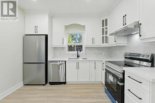 9 Alice Street, Hamilton, ON - Indoor Photo Showing Kitchen