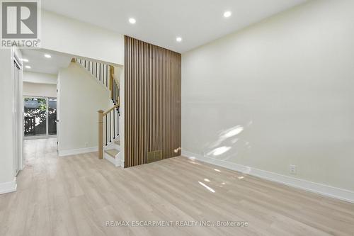 9 Alice Street, Hamilton, ON - Indoor Photo Showing Other Room