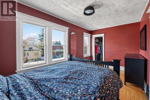 207 Edgemont Street S, Hamilton, ON - Indoor Photo Showing Bedroom