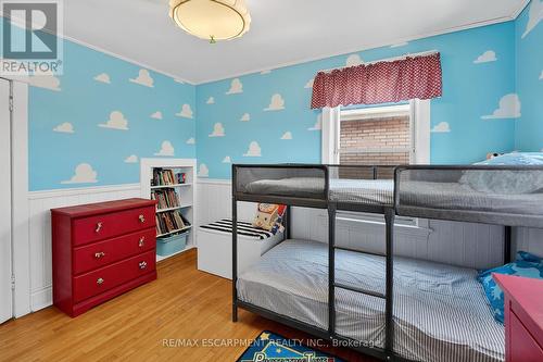 207 Edgemont Street S, Hamilton, ON - Indoor Photo Showing Bedroom