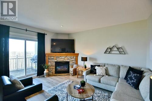 223 - 170 Snowbridge Way, Blue Mountains, ON - Indoor Photo Showing Living Room With Fireplace