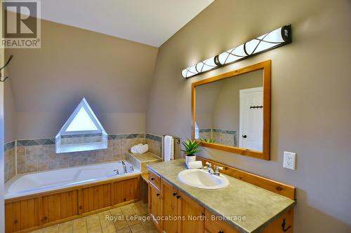 223 - 170 Snowbridge Way, Blue Mountains, ON - Indoor Photo Showing Bathroom
