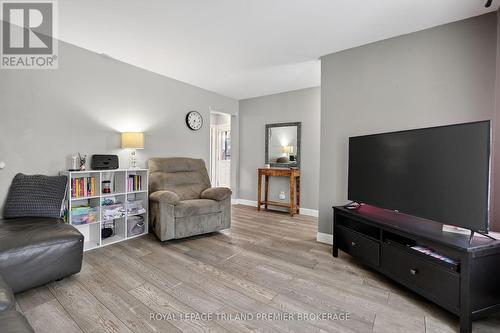 816 Dundalk Drive, London South (South P), ON - Indoor Photo Showing Living Room