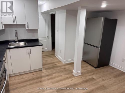 617 Windflower Crescent, Kitchener, ON - Indoor Photo Showing Kitchen